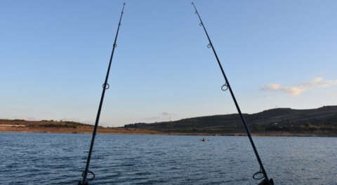 Gölette en büyük balığı tutmak için kıyasıya yarıştılar