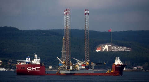 Dev platform taşıyan gemi Çanakkale Boğazı'nda