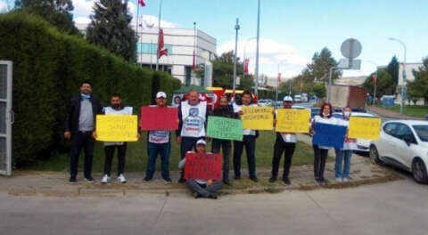İpek-İş Tekstil'de işten çıkarılan işçiler fabrika önünde