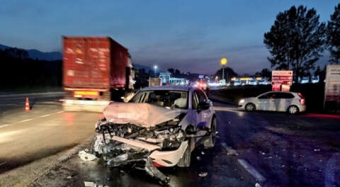 İnegöl'de 5 aracın karıştığı kazada 4 kişi yaralandı