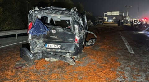 Yola dökülen salçalar ortalığı savaş alanına çevirdi; 18 araç birbirine girdi