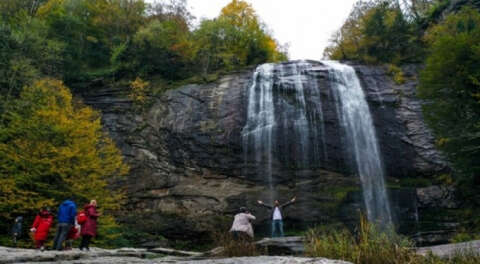 Suuçtu Şelalesi sonbahar renkleriyle ziyaretçilerini ağırlıyor