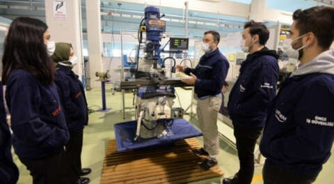 Bursa'da kadınlar CNC operatörlüğü eğitimi alıyor