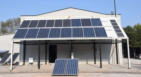 Elektrikli araçlar için güneş ve rüzgar enerjili şarj istasyonu kurdular