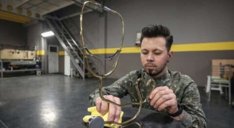 Bursalı iki arkadaş çelikten "kalp" figürlü stetoskop heykeli yaptı
