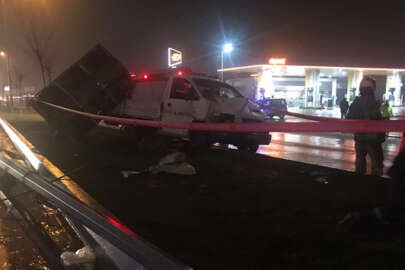 Elektrik direğine çarpan sürücü hayatını kaybetti