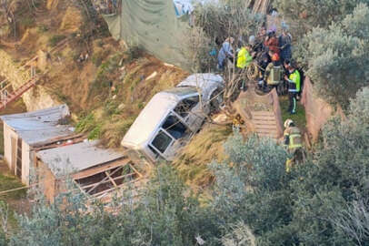 Şarampole yuvarlanan araç, sitenin deposunun çatısında durdu