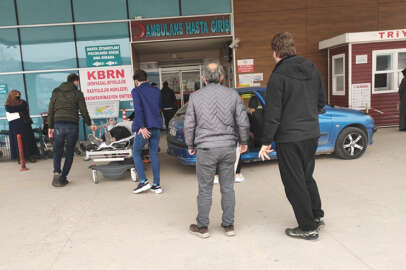 Otomobil hafif ticari araca çarptı; 3 kişi yaralı