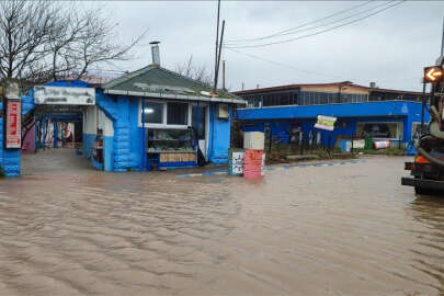 Türkiye'yi fırtına vurdu, sokaklar göl oldu