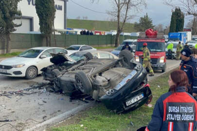 Refüjden karşı şeride geçti, otomobile çarpıp devrildi; 3 yaralı