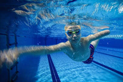 Tek koluyla tutunduğu hayatını yüzme değiştirdi