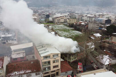 Madde bağımlısının çıkardığı yangında bina kullanılamaz hale geldi