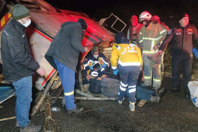 Bursa'da sondaj kamyonu devrildi; 2 yaralı