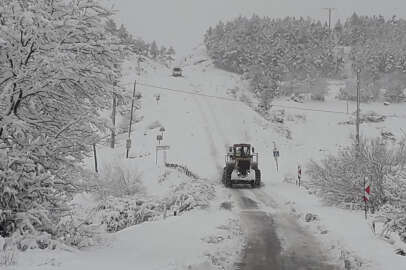 Bursa'da kardan kapanan köy yolları açılıyor