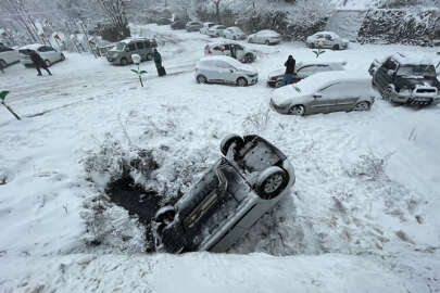 Uludağ'da otomobil şarampole devrildi; 2 yaralı
