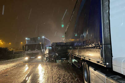 Yolcu minibüsü tıra arkadan çarptı; 4 yaralı