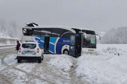 Bursa'da tır yolcu otobüsüne çarptı; 2 yaralı