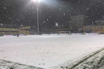 Bursaspor-Eyüpspor maçı kar nedeniyle yarıda kaldı
