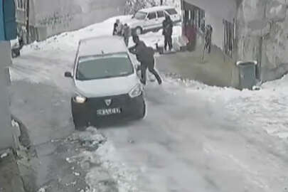 Buzlanan yolda kayan araç boşluğa düştü