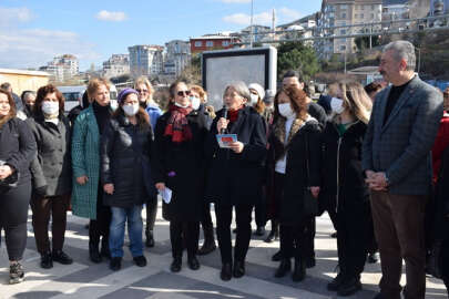CHP'li kadınlar durakta kadına şiddete tepki gösterdi