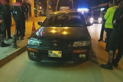 Otomobili çakar lambalı ehliyetsiz sürücü