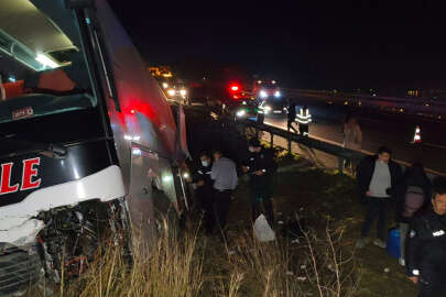 Bursa'da yolcu otobüsü bariyere çarpıp yoldan çıktı; 4 yaralı