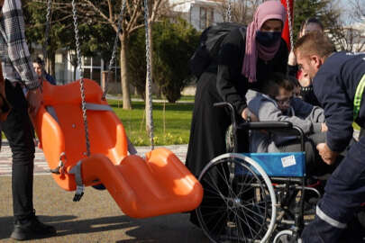 Yürüme engelli Alperen için engelsiz salıncak