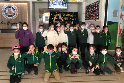 Bursa'da Suriyeli çocuklara barış oyuncağı hediyeleri