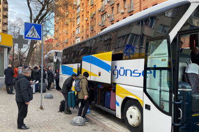 Türk vatandaşları Ukrayna'dan otobüslerle Romanya'ya geçiyor