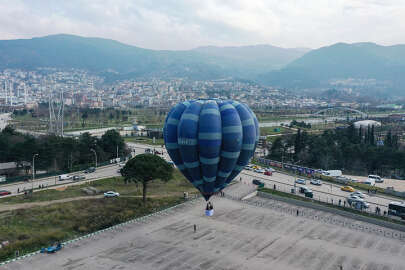 Alışveriş merkezinden kadınlara balonlu kutlama
