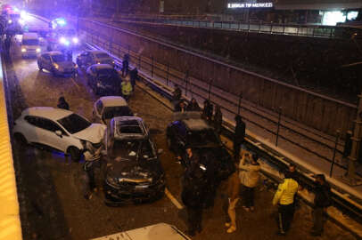 Bursa'da karlı havada zincirleme kaza; 11 araç birbirine girdi, 2 kişi yaralı