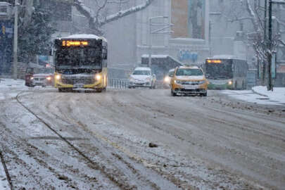 Bursa'da kar yağışı yoğunlaştı, yollarda trafik aksadı