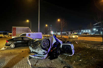Bursa'da feci kaza; Ağaca çarpıp taklalar atan otomobildeki iki kişi öldü