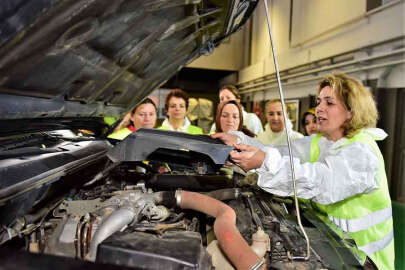 Bursa'da kadın sürücülere araç tamir ve bakım eğitimi veriliyor