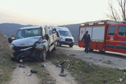 Bursa'da otomobil ile kamyonet çarpıştı,1'i ağır 2 kişi yaralandı