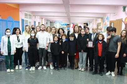 Öğrencilerden hasta çocuklar için hastaneye tıbbi cihaz bağışı