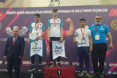 İrfan Gençlik, Türkiye Bilek Güreşi Şampiyonası'ndan derecelerle döndü