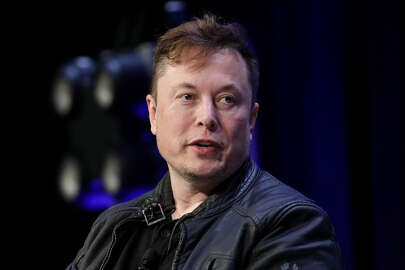 Elon Musk Twitter'a ortak oldu