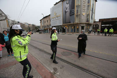 Trafik polislerinden yayalara 'alt geçitleri kullanın' uyarısı