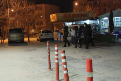 İnegöl'de aranan hırsızlık zanlıları hırsızlık yaparken yakalandı