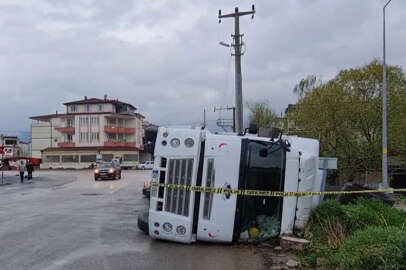 Motosikletli sürücü devrilen tırın altında kalmaktan son anda kurtuldu