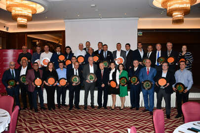 Yeşim’in kıdemli çalışanlarına kutlama plaketi