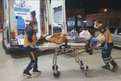 Yolun karşısına geçerken otomobilin çarptığı 2 yaya yaralandı