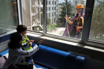 Pelerinli kahramanlar hastaneye tırmanarak hasta çocuklara sürpriz yaptı