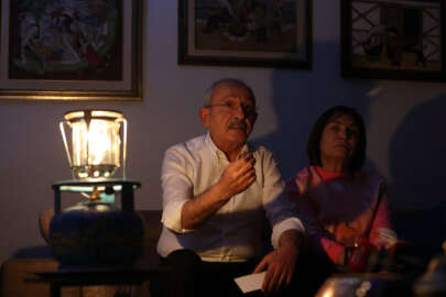 Kılıçdaroğlu, elektriği kesilen evinden lüküs ışığında halka seslendi