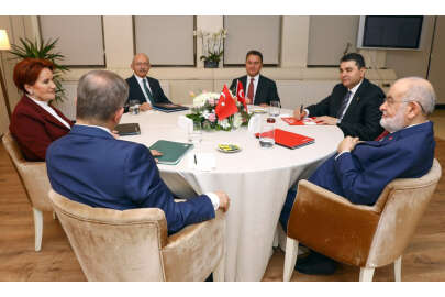 Altı siyasi parti liderinin toplantısı altı saat sürdü: Kriz yok, yola devam