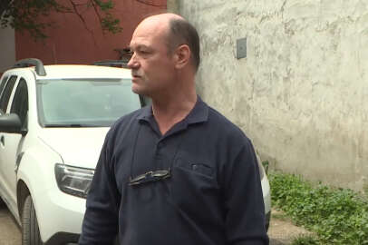 Düşen uçağın altında kalmaktan son anda kurtuldu