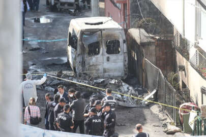 Evlerin arasına düşen uçağın enkazı kaldırıldı