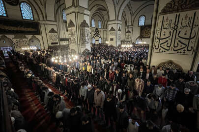 İki yıl sonra sosyal mesafesiz ilk bayram namazı