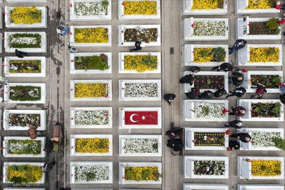 Şehitliklerde hüzünlü bayramlaşma